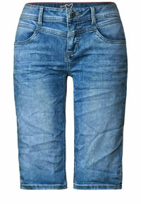 Džínové culottes ve světle modré barvě s vybledlým ombre, s knoflíkovým zapínáním, pěti kapsami a rovnými nohavicemi, končícími nad kolenem.