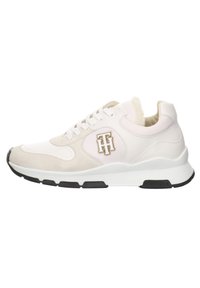 Sneaker bianco e beige chiaro realizzato in pelle e camoscio, con punta tondeggiante, collo imbottito e accento del logo dorato sul lato.