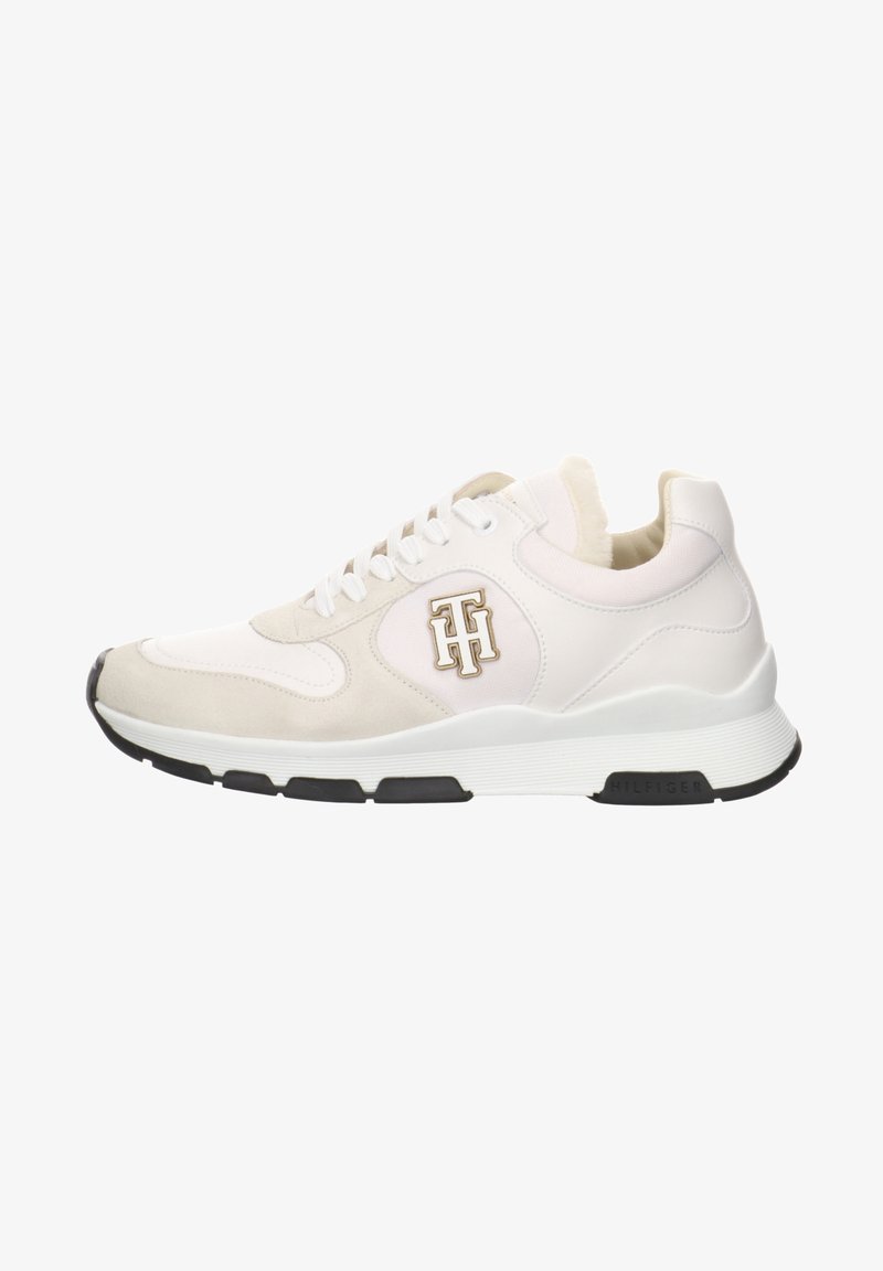 Sneaker bianco e beige chiaro realizzato in pelle e camoscio, con punta tondeggiante, collo imbottito e accento del logo dorato sul lato.