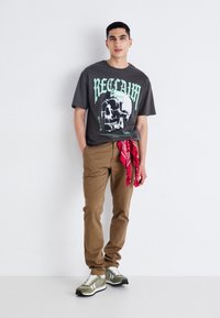 DOCKERS ALPHA SKINNY - Chino - brown