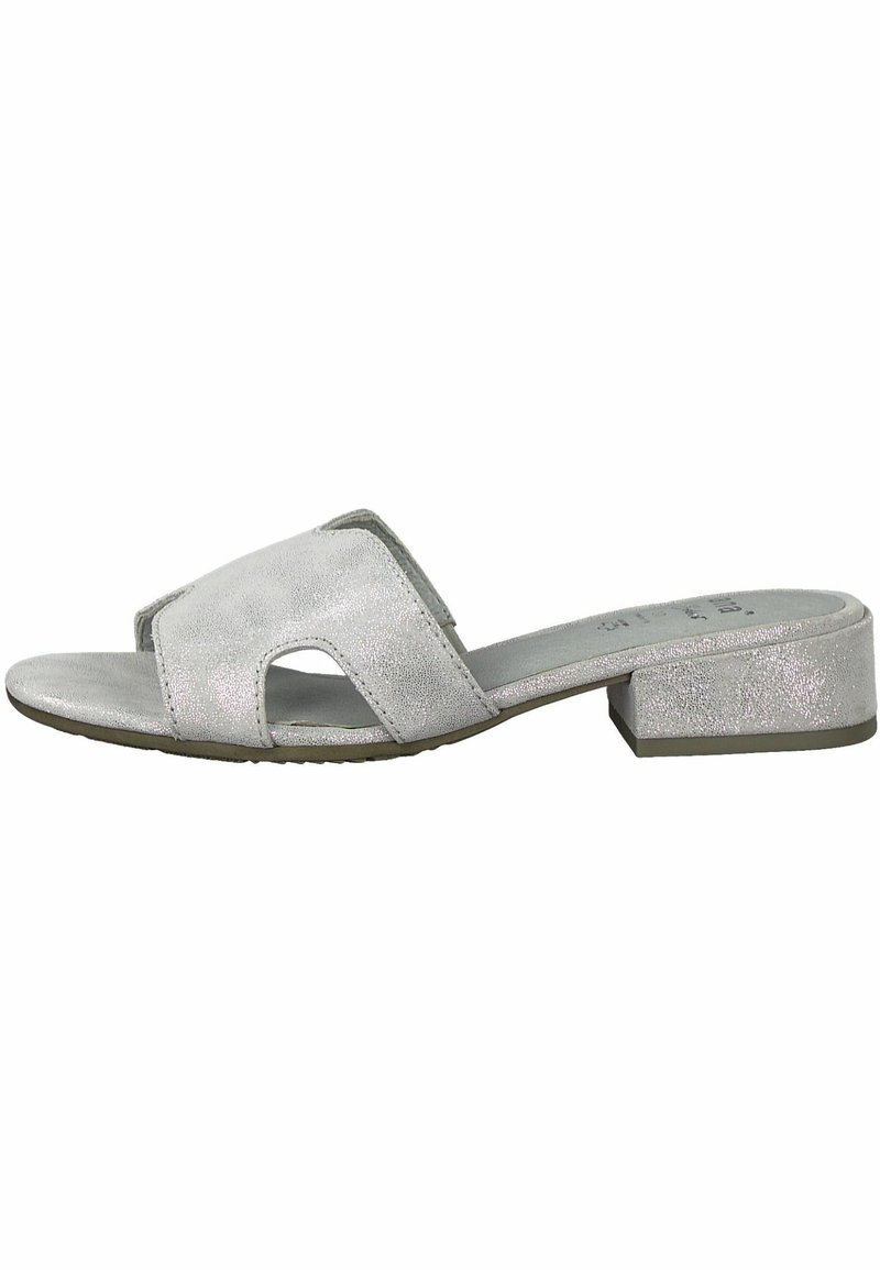 Silver syntetisk slide-sandal med öppen tå, bred rem med utskärningar och låg blockklack. Slät yta och mild lyster.