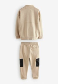 Baker by Ted Baker FUNNEL ZIP NECK AND JOGGERS SET- REGULAR FIT - Melegítő - stone
