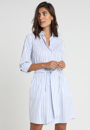 FASHION MIDI SLIM FIT - Skjortekjole - weiß/hellblau