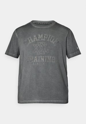 Grå bomulds T-shirt med rund hals, med stort falmet "CHAMPION XXL TRAINING ACADEMY" tryk på forsiden og lille logo på ærmet.