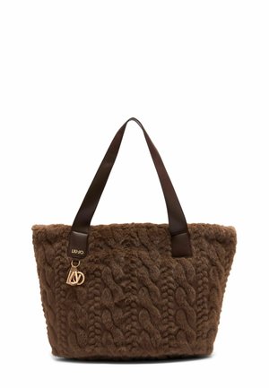 Borsa a mano in finta pelliccia marrone con un design a maglia cable texturizzata, manici in pelle e un charm in metallo dorato con il logo del brand.