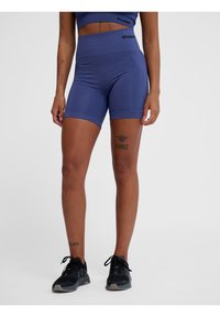 Högmidjade blå träningsshorts med en slät yta, med en logotyp på midjebandet och en elegant, åtsittande design.