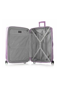 Hartschalentrolley in Lavendel, mit einem grauen Innenraum, der Mesh-Taschen, Kreuzgurte und einen Teleskopgriff bietet. Inklusive sanft rollenden Rädern.