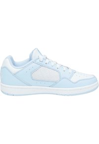 Világoskék sneaker fehér kiegészítőkkel, perforált oldalsó panelekkel, kerek orral és lapos fűzőkkel. Sima bőr és textil anyagok.