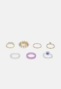 Conjunto de seis anéis: dourados, transparentes e roxos. As características incluem um design floral, textura de contas e acabamentos suaves em várias formas.