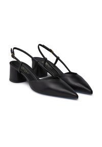 Tacchi slingback in pelle nera con punta affusolata, tacco basso a blocco e sottile cinturino regolabile con dettagli in hardware dorato.