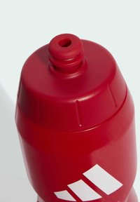 Rote Kunststoff-Wasserflasche mit runder, strukturierter Kappe und schmaler Öffnung. Mit einem weißen Logo und vertikalen Rillen am Körper.