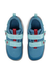 Scarpe per bambini blu con parte superiore in tessuto strutturato, due cinturini regolabili in azzurro e rosso, e suola in gomma grigia.