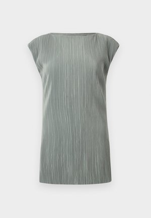 Top sin mangas de punto acanalado en gris claro con cuello barco y dobladillo recto.