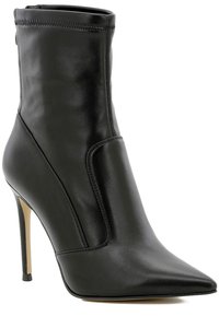 Stivaletto in pelle nera con punta affilata e tacco a stiletto. Caratterizzato da un design elegante e cuciture in contrasto sui pannelli laterali.