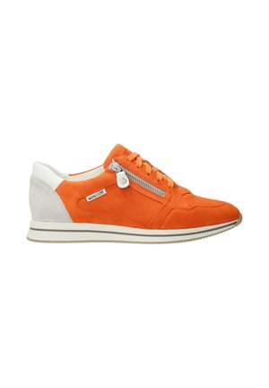 Baskets en daim orange avec un design perforé, comprenant des accents blancs, une fermeture éclair et des lacets contrastants. Semelle fine avec une finition texturée.