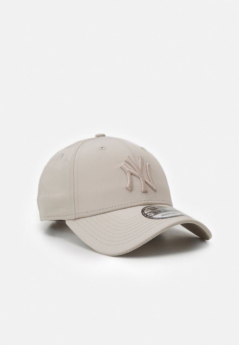Beige színű baseball sapka, ívelt napellenző, világos rózsaszín hímzett "NY" logó, sima anyag, hatpaneles kialakítás, szellőző nyílásokkal.