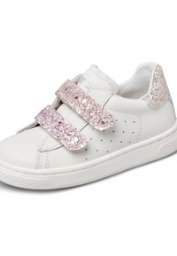 Bílé tenisky s dvěma růžovými třpytivými suchými zipy a třpytivým detailem na patě, nízkoprofilová gumová podrážka a perforované postranní větrací otvory.