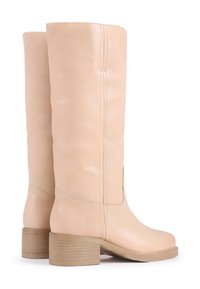 Δερμάτινα μποτάκια μέχρι το γόνατο σε απόχρωση σώματος με λείο φινίρισμα, που διαθέτουν ξύλινο τακούνι με στοίβα και ορατές ραφές στο πλάι.