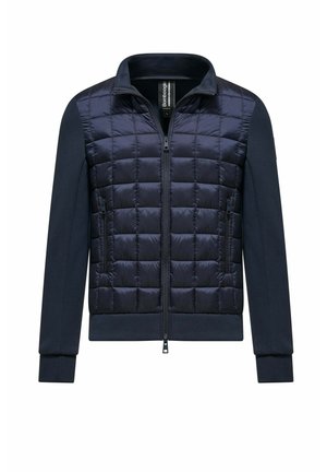 Marineblaue Herrenjacke mit gesteppter Vorderseite, durchgehendem Reißverschluss und glatten langen Ärmeln, entworfen für eine mittelgroße bis große Passform.