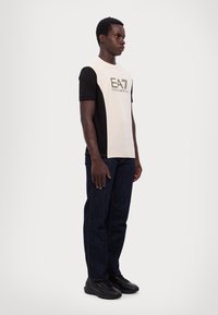 EA7 Emporio Armani Triko s potiskem - whitecap gray