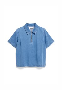 Helles blaues Kurzarm-Jeanshemd mit spitzem Kragen und einem halben Reißverschluss. Es besitzt klare Linien und eine lässige Passform.