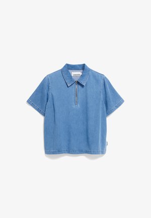 Camicia di jeans azzurro chiaro a maniche corte con colletto a punta e una mezza zip. Presenta linee pulite e una vestibilità rilassata.