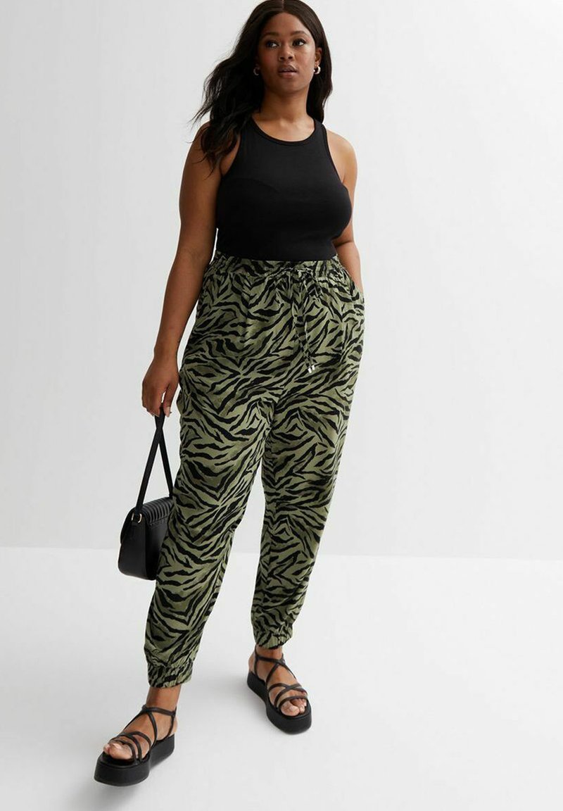 New Look Curves Trainingsbroek groen gemêleerd New Look Curves Trainingsbroek groen gemêleerd