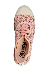 Baskets en toile florales roses avec un embout en caoutchouc blanc et un design à lacets, avec une marque éco-responsable visible à l'intérieur.