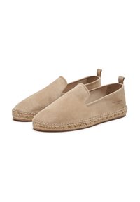 Espadrilles en suédine beige à enfiler avec des semelles en jute tressé. Le design présente une texture lisse et une forme minimaliste, avec de petites languettes au talon.