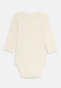 Kremfarget baby bodysuit med lange ermer og et helmønstret lysegrått måne- og stjernemønster, trykknapper nederst.
