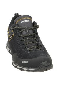 Černá semišová turistická obuv s žlutými akcenty, texturovaný povrch, zpevněná špička a gumová podrážka, s tradičními tkaničkami a polstrovaným límcem.