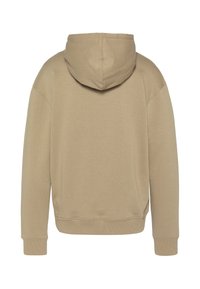 Beżowa bluza z kapturem o miękkiej fakturze, z kieszenią kangurka i ściągaczami na rękawach. Prosty design bez widocznych logo ani wzorów.