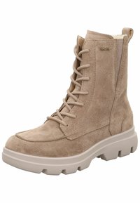 Botín de ante beige con cordones, punta redonda, parte superior texturizada y una suela de goma blanca gruesa y robusta para tracción y soporte.