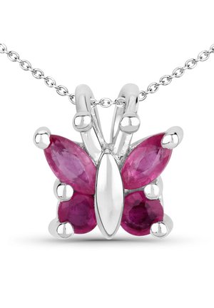 Der silberne Schmetterling-Pendant hat drei pinkfarbene Edelsteine als Flügel und einen polierten Mittelteil. Er ist an einer zarten Kette befestigt.