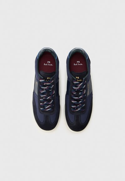 Sneakers blu navy con una combinazione di materiali in suede e mesh. Motivo testurizzato, lacci a contrasto, collo imbottito, suola in gomma e dettagli con il logo.