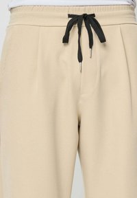 Non sélectionné, beige