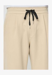 Sélectionné, beige