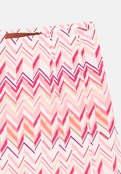 Υφασμα με σχέδιο ζιγκ-ζαγκ σε αποχρώσεις ροζ, κοραλί και λευκό με διακριτικό λογότυπο. Μαλακή υφή και ελαφρύ υλικό.
