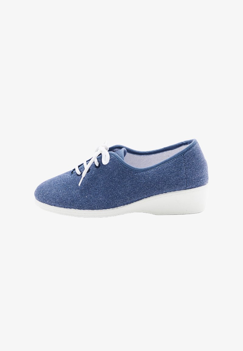 Zapato de tela azul con suela blanca, punta redondeada y diseño de cordones. Textura suave sin patrones visibles ni detalles metálicos.