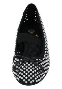 Zapato plano negro con punta redondeada, adornado con rhinestones plateados. Cuenta con una tira elástica negra y una plantilla acolchada.