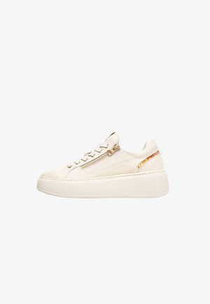 Zapatillas de plataforma de cuero blanco con acabado texturizado, que cuentan con una cremallera lateral, herrajes dorados y una franja de acento naranja brillante.