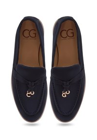 Mocasini din suede bleumarin, cu detaliu în formă de fundă și accesorii din aur, vârf rotund și talpă de culoare deschisă în contrast. Interiorul prezintă branding cu logo.