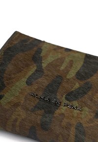 Portafoglio con motivo camouflage in tonalità di marrone e verde, caratterizzato da testo in rilievo "ALMA EN PENA" e una superficie texture.