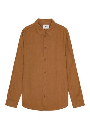 Chemise marron à manches longues en tissu texturé. Elle est dotée d'un col pointu et de boutons sur le devant. Fini lisse avec un ourlet droit.