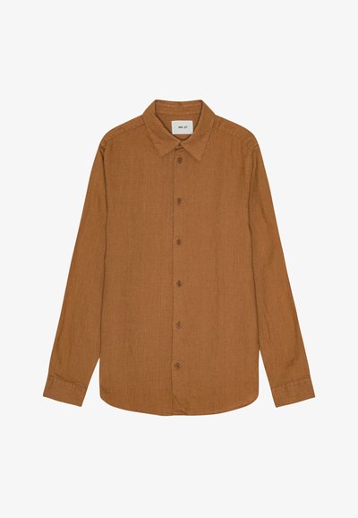 Chemise marron à manches longues en tissu texturé. Elle est dotée d'un col pointu et de boutons sur le devant. Fini lisse avec un ourlet droit.