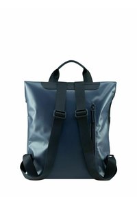 Mochila azul marino fabricada en material brillante, con dos correas ajustables, un asa superior y un bolsillo lateral con cremallera.