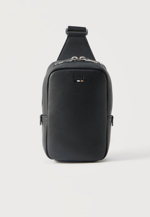 Čierna textúrovaná kožená crossbody taška so strieborným dvojitým zipsom a malým logom BOSS na prednej strane na bielom pozadí.