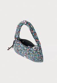 Torebka w kwiatowy wzór na czarnym tle, z wyściełanym uchwytem, zamkiem błyskawicznym i teksturowaną powierzchnią ozdobioną wielokolorowymi kwiatami.