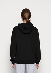 Sweat à capuche noir avec une poche kangourou et une capuche à cordon de serrage. Présente des poignets et un ourlet côtelés ; matière douce en mélange de coton. Vue arrière avec peu de détails.