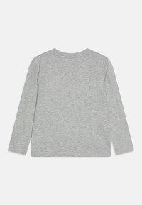Grå langermet t-skjorte laget av myk stoff, med rund hals og sydd kanter. Ingen grafikk eller ytterligere detaljer.